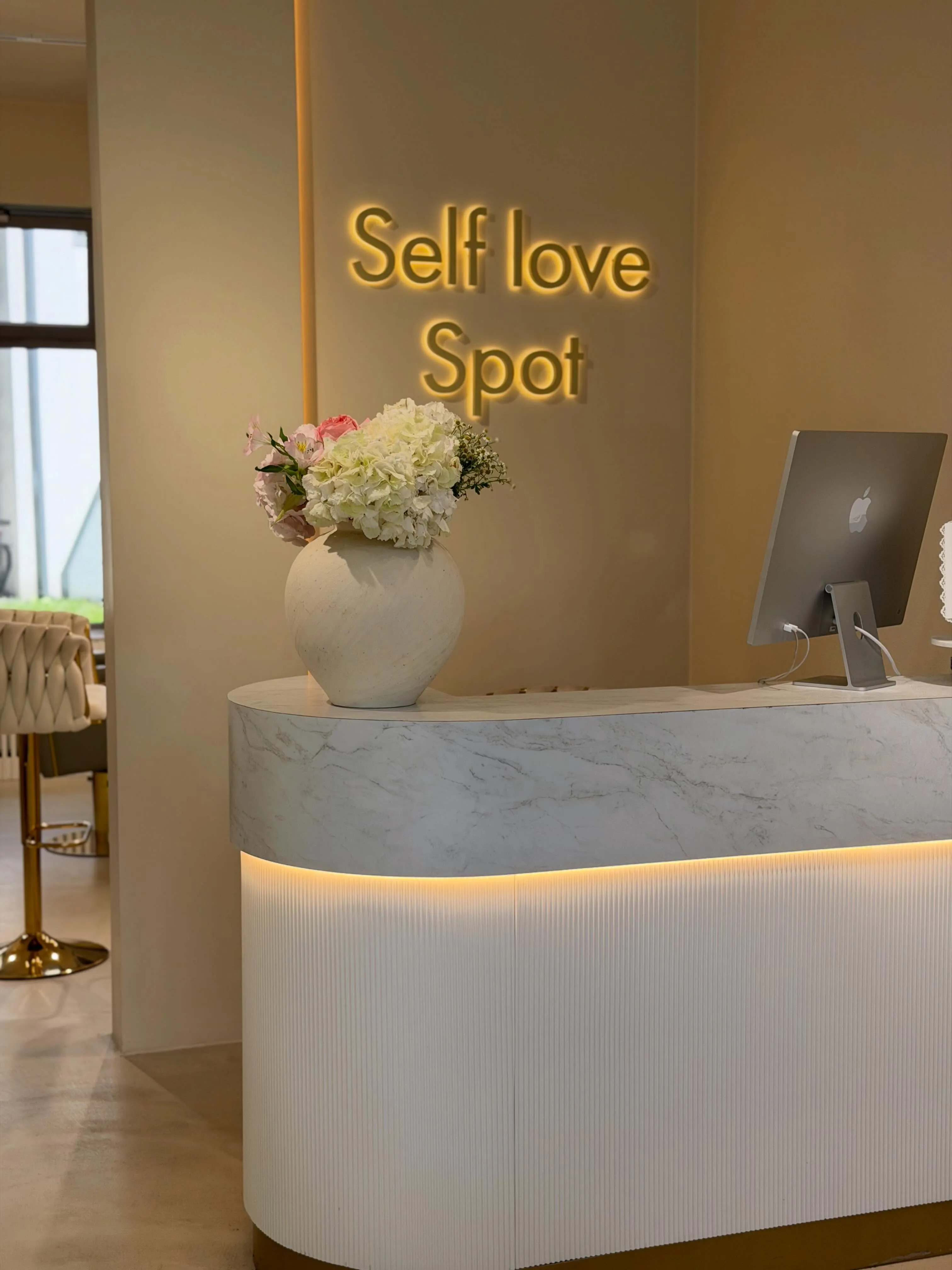 Wnętrze salonu kosmetycznego Self Love Spot w Podgórzu, Kraków (ul. Barska 61A)
